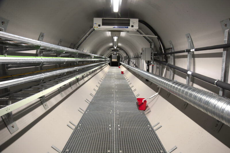 ภาพผนังเสนิมคอนกรีต ท่อความร้อน และท่ออากาศ (https://www.seedvault.no/about/the-facility/)